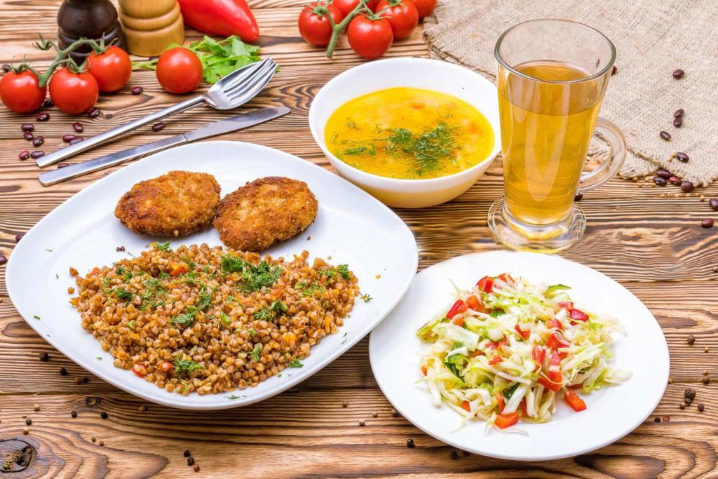 Пропускать приемы пищи нельзя: важность регулярного питания для похудения