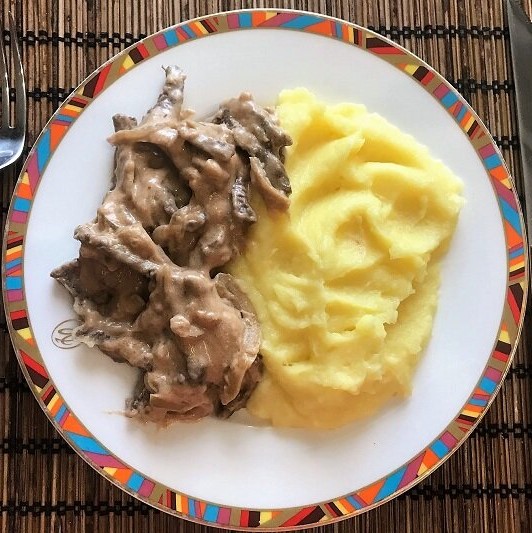 liver-in-sour-cream-with-mashed-potatoes