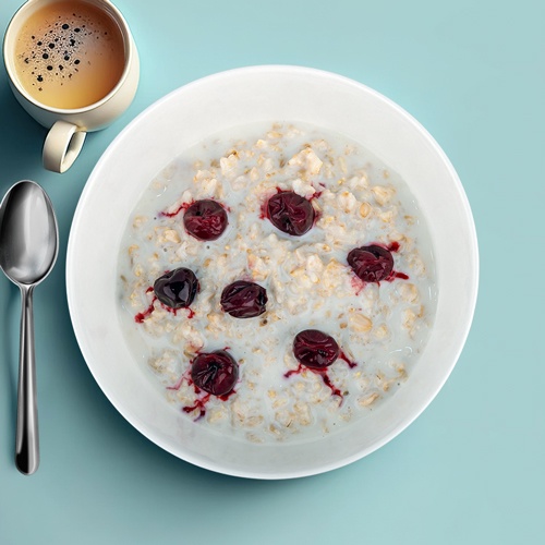oatmeal-porridge-with-milk-and-cherries