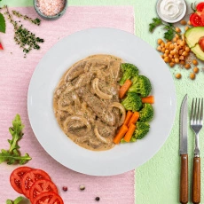 Печень говяжья по-строгановски с овощами