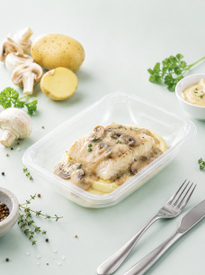 Треска с картофельным пюре и грибным соусом, основное блюдо для сбалансированного питания