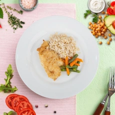 Окунь с овощами и бурым рисом