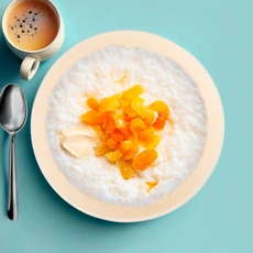 Каша рисовая с медом, курагой и миндалем
