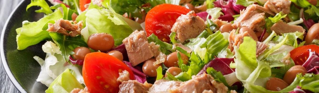 Рецепт на ужин Тунец с гречневой кашей и салатом